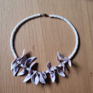 Unikt halsband med lila snäckor