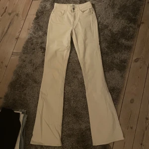 Jeans - Beiga utsvängda jeans från Only. Mid waist och knappt använda. Fler bilder kan skickas vid intresse. 