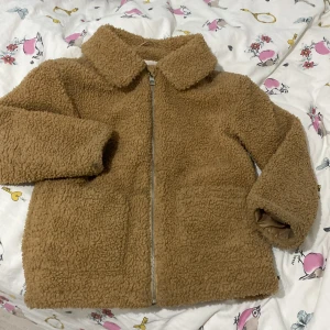 Söt lurvig höstjacka jacka - Suoergullig jacka som jag nu säljer pga för liten. Den är från kappahl(kids) och är i ganska bra skick, endast småfläckar vid armarn