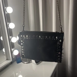 zara väska  - säljer min zara väska. den har fransar sig lite på vänstra sidan, kjedjan har blivit lite rostig. kom privat för med bilder och info❤️
