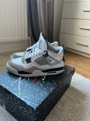 Jordan 4 - Hej säljer mina snygga Jordan 4 military blacks. Skorna är i storlek 43 och såklart äkta, box följer med. Vid funderingar är de bara höra av sig.