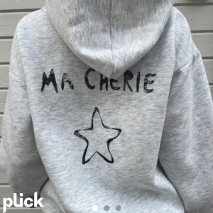 Ma cherie hoddie - (LÅNADE BILDER) Grå ma cherie hoddie som är slutsåld från gina tricot❤️ storlek 146-152 men passar mig som brukar bära xs💞  Obs. Skicket bra men är lite nopprig❤️  Köp nu: 300kr + frakt❤️  Annars budgivningen ❤️  Kontakta mig för egna bilder eller frågor!