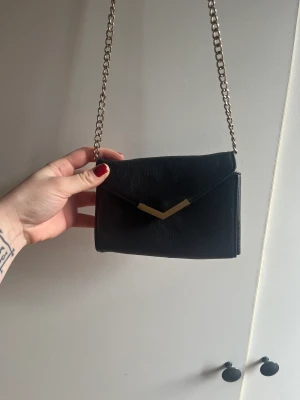 Liten axelremsväska - Supersöt där man får plats med de viktigaste. Köpt secondhand fint skick ❤️