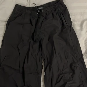 Parachute byxor - Brallor från zara som använts enstaka tillfällen. Inte längre min stil. 