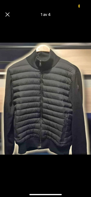 Moncler cardigan black label - Fint skick 8/10, kvitto finns och pris ej hugget i sten, skriv vid funderingar eller intresse🙏 Mvh OBresell 