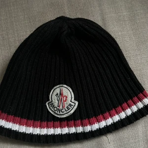 Monclear mössa - En äkta monclear mössa i svart röd blå Bra skick 9/10