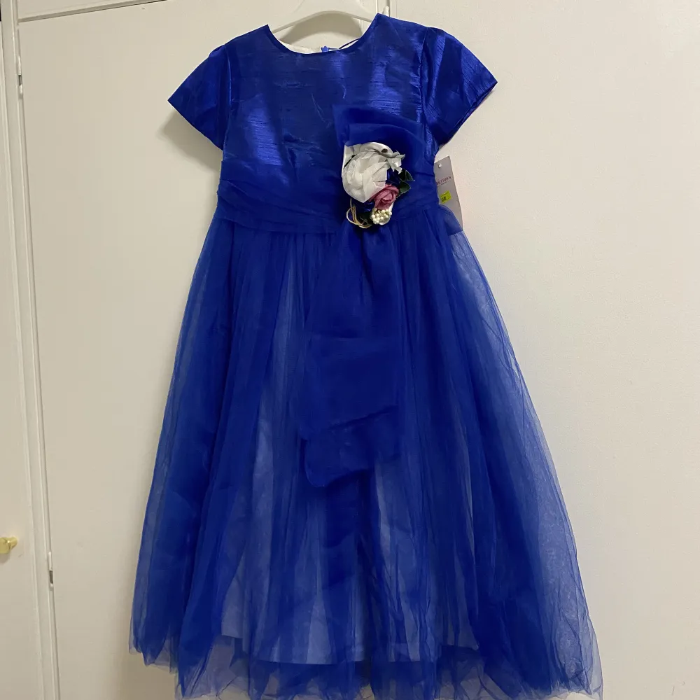 En fin blå fest klänning för 6-8 år. . Klänningar.