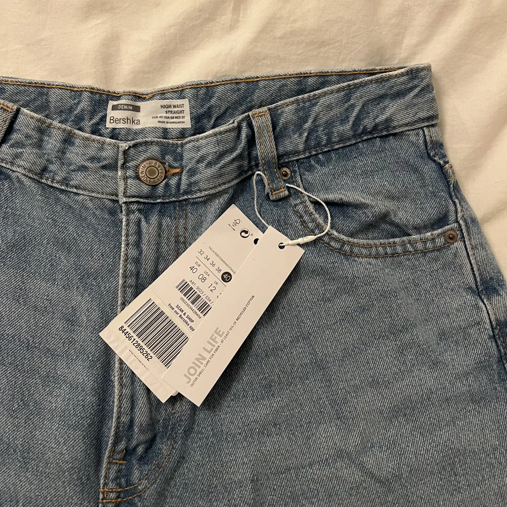 Säljer helt oanvända jeans från Bershka, straight leg - light blue denim 🌸 Strl 40 men sitter mer som 38. Alla lappar sitter kvar på 🌸 köpta för 449kr🌸 kan gå ner i pris vid snabb affär🌸. Jeans & Byxor.