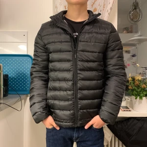 Lindbergh jacka  - Säljer en annan modell av en tidigare lindbergh jacka. Fast färgen svart. 10/10 i skick använd två gånger men lite för stor. 
