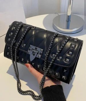 Väska - Väska i nyskick med nitar. Har 3 fack och får plats med mkt saker. Priset kan diskuteras