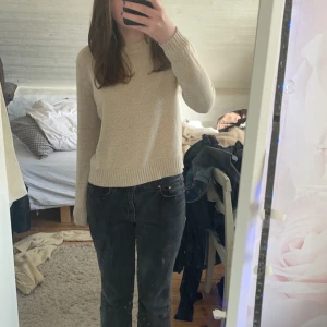 Beige stickad tröja - Säljer denna söta stickade tröjan eftersom jag redan har två av samma💕💕