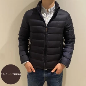 Ralph Lauren Dunjacka - Säljer denna sjukt snygga Ralph Lauren dunjackan som håller dig varm hela vintern! 9,5/10 cond inga skavanker. Modellen är 176cm och är 65kg. Hör av er vid intresse!🟫