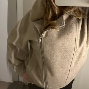 Kappa  - Super fin beige kappa som har Lurv vid kragen ,int andvöndigt alls mycket 