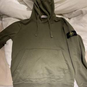 Tjenare. Säljer nu en Stone Island hoodie som är för liten. Väldigt snygg hoodie och i bra skick. Pris kan diskuteras vid snabb och enkel affär. 