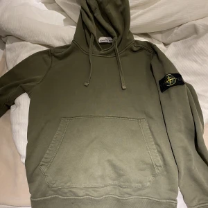 Stone Island Hoodie  - Tjenare. Säljer nu en Stone Island hoodie som är för liten. Väldigt snygg hoodie och i bra skick. Pris kan diskuteras vid snabb och enkel affär. 