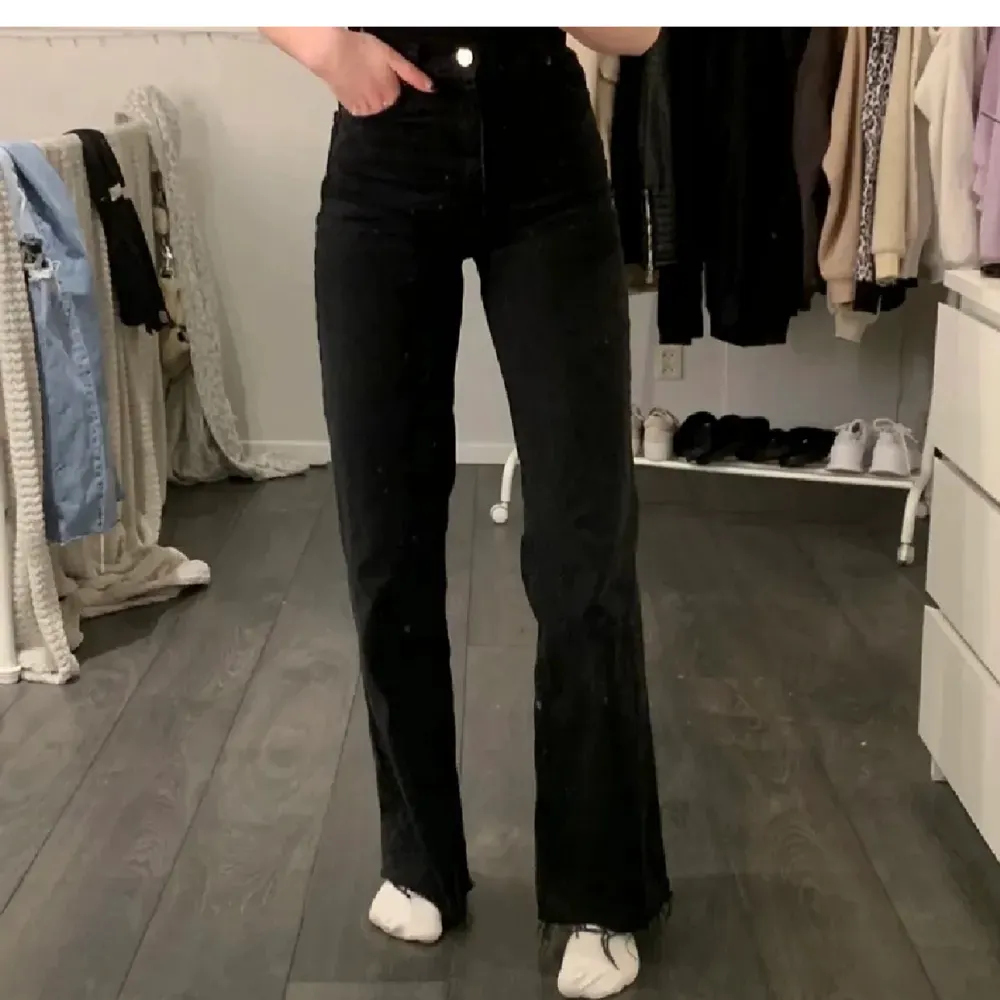 Superfina jeans från zara, tyvärr blivit för små för mig. Storlek 36 men skulle säga att dom är små i storleken. Jag är 174 så bra för oss med långa ben . Jeans & Byxor.