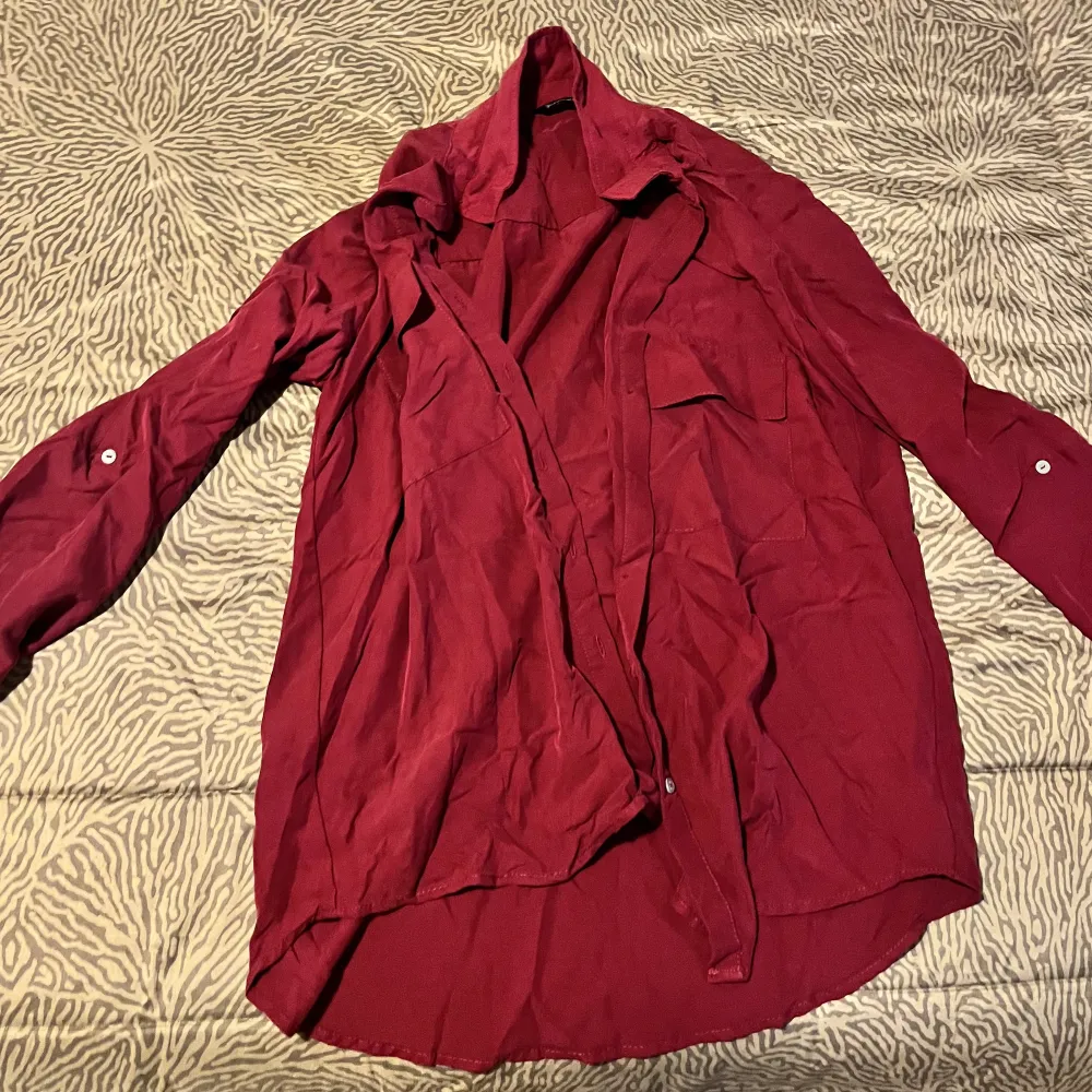 Skjortor dam 1. Jeans skjorta i storlek M från stradivarius.  2. Mörk röd skjorta från stradivarius i storlek S Trots olika storlekar har de samma passform andå. Skjortor.