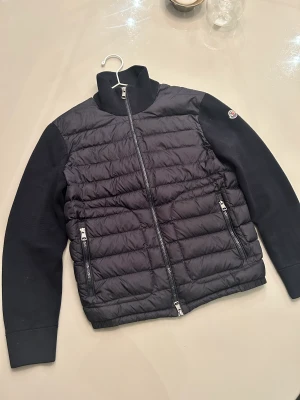 Marinblå Moncler Jacka - Hej! Säljer min killes Moncler Jacka då han inte längre använder den, då den har blivit för liten. 🥰  Väldigt bra skick. Knappt använd. Inga skavanker, allt syns på bilden. Storlek S (passar även M). Ren och väldigt fräsch.   