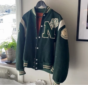 Collagejacka - Säljer denna skitsnygga collagejacka i grönt, köpt secondhand för 1600kr (vet ej hur gammal eller vilken storlek, sitter oversized på mig och jag har storlek s)  Skick 5-6/10 därav priset 