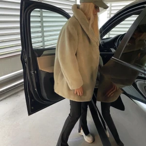 Grön faux fur jacka  - Grön fusk päls jacka från H&M trend. Väldigt bra skick, endast en defekt på armen. Vid intresse skickar jag fler bilder. Oversize och funkar höst, vår och vinter då den är varm och man får in tjockare tröjor under jackan. 