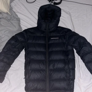 Peak Performance vinterjacka frost down - En varm o perfekt jacka för vintern. Köpte den för runt 3500 för nåt år sen. Har ett litet hål på armen men inte så synligt. Det är strl S men sitter som en large, då jag har det i nästan alla mina kläder.