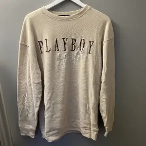 Säljer denna sweatshirt som legat i min garderob alldeles för länge (därav är den skrynklig men styks innan den skickas!) den är från missguided och har aldrig använts! Storlek S/M