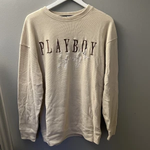 Sweatshirt - Säljer denna sweatshirt som legat i min garderob alldeles för länge (därav är den skrynklig men styks innan den skickas!) den är från missguided och har aldrig använts! Storlek S/M