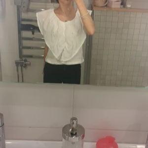 Vit blus  - En kortermad vit blus med volanger från zara som jag tror inte kan köpas längre har bra använt en till två gånger när jag ska ha tästat den och den har hunnit bli för liten. 