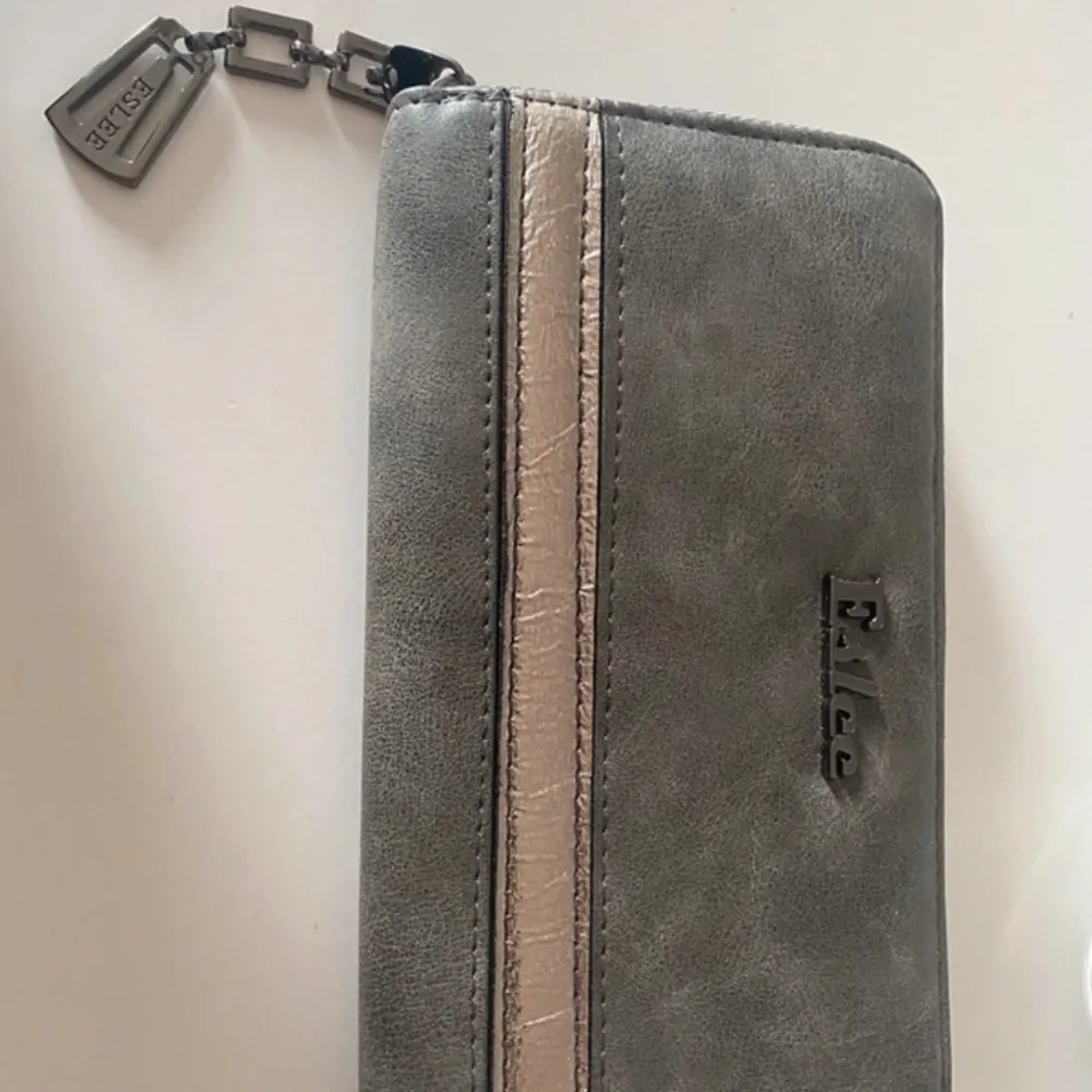 En helt ny plånbok från märket Eslee . Väskor.
