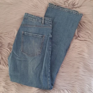 Jeans - Säljer dessa sköna och snygga jeansen från denim i storlek 36💖 Säljer då dom är förkorta för mig som är 170 cm men passar super bra annars 