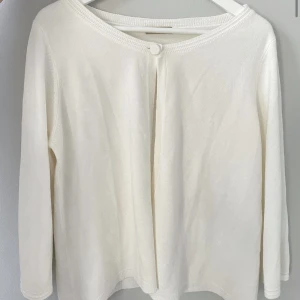 Kofta med en knapp - @feliciassgarderob på instagram