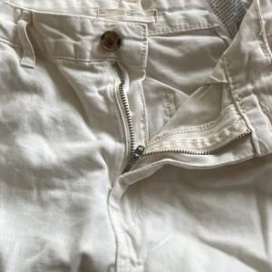 Cargo jeans - Krämvita cargo jeans som är mid. Är tyvärr för korta för mig. Ingen fläck på sig. 