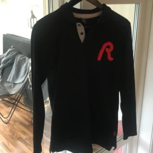 Skjorttröja - Tröja med krage ifrån Replay, bra använt skick! Stl xs 💫