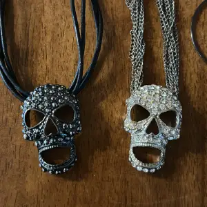 Matchande dödskalle halsband och örhängen med strass. I silver och svart. Ett sett med ett halsband och matchande örhängen = 70kr. Allt för 130kr💗