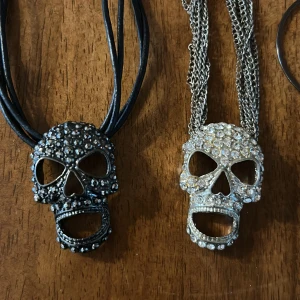 Halsband/örhängen - Matchande dödskalle halsband och örhängen med strass. I silver och svart. 💗