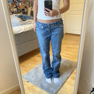 Lowwaist jeans  - Köpt second hand men aldrig använt. Som nya, dom är uppsydda men för långa för mig som är 162cm. Säljer för att dom är för stora. Storlek står de inget men skulle gissa på runt 38
