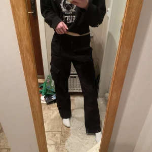 Svarta cargobyxor - Svarta low/midwaist cargobyxor från H&m divided 💕Använda ca 3 gånger och har inga fel. Strl. 34/XS, jag är 170+ och byxorna nuddar nästan marken. 