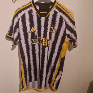 Juventus 23/24 hemma tröja - Storlek M 