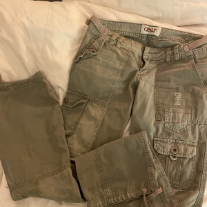 Cargo pants -  ungefär storlek xs❤️❤️Säljer då jag nästan aldrig använder dom, skriv privat vid frågor eller fler bilder(lågmidjade och utsvängda)
