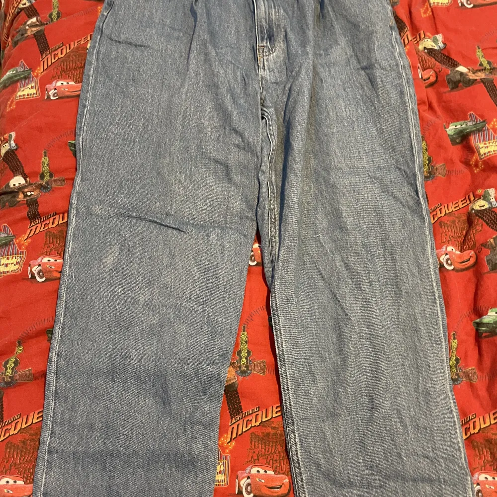 Loose jeans från HM. Nypris ca 200kr. Storlek 40. Jeans & Byxor.