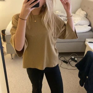 Trekvartsärmad - Säljer denna brunbeigea tröjan (färgen syns bäst på bild 3) oanvänd❤️