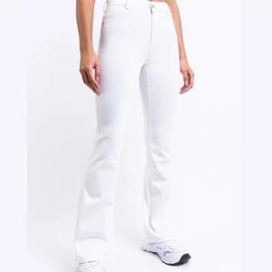 Vita bootcut jeans från Madlady. Endast använda en gång. Kom privat för fler frågor💗
