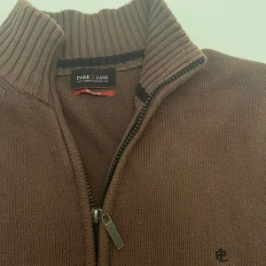 Zip up  - Väldigt Nice zip up, går bra till allt både casual och uppklätt. Storlek Xl men passar L/M