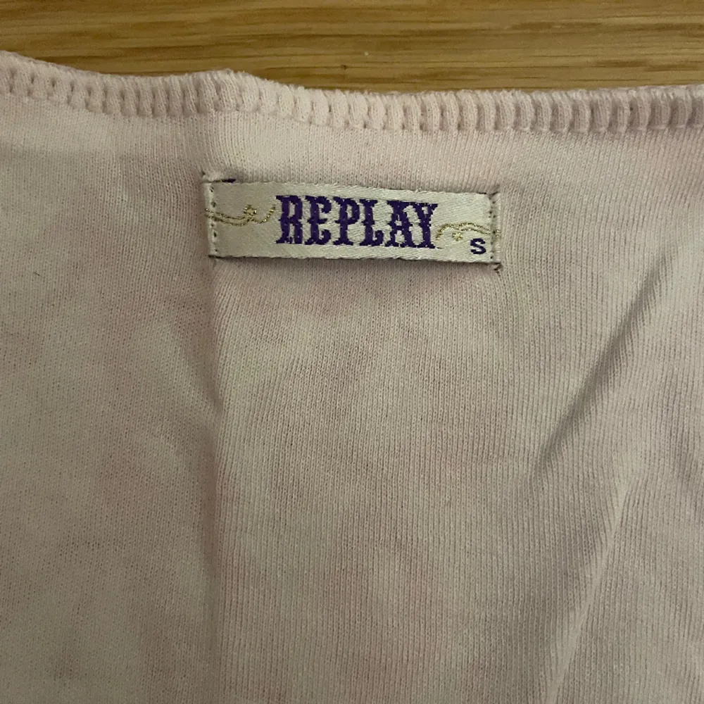 Coolt y2k replay linne, aldrig använt typ och passar storlek s. Super fint och i bra skick.💗. Toppar.