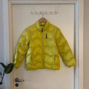 Lättviktsjacka barn, i storlek 150 - Gul lättviktsjacka i storlek 150 från Lager157 Fint begagnat skick