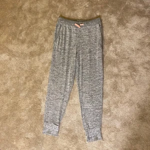 Mjukisbyxor  - Grå milerade mjukisbyxor med rosa snören, väl använda🩶🩷