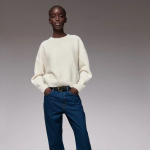 Stickad vit tröja från Zara  - Bra skick, säljer då jag inte använder ofta ❤️ jättemysig och inte stickig! 