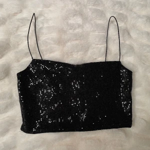 Glittrigt linne - Superfint linne i svart glitter från Nelly i strl S