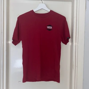 Vans T-shirt stl S/M - T-shirten är i stl L dam men jag tycker att den mer är som en S om man vill ha den lös och ledig. Varan är inte oversize. Fint skick och och inget slitage på trycken.