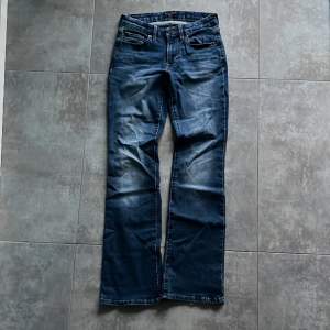 Superfina Lucky Brand mörkblå jeans storlek 26 i fint skick.